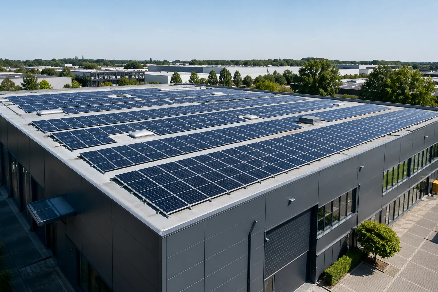 Modern bedrijfspand met zonnepanelen op het dak, duurzaam en energiezuinig.